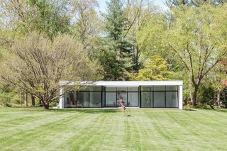 The detached guesthouse is reminiscent of Philip Johnson's iconic Glass House.