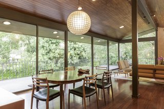 Direct access to the veranda, combined with the extensive use of wood and ample glazing, brings a strong sense of the outdoors in. 