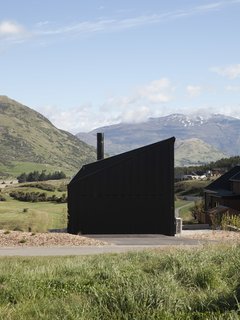 A Tiny Cabin Boasts Big Views of the New Zealand Countryside - Photo 13 of 13 -