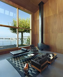 A wall of windows frames the spectacular view of the lake and imparts a dynamic sense of place throughout the open-plan living area. 