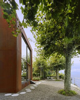 Sitting less than 20 feet from the water’s edge, the home enjoys a spectacular lakeside view. 