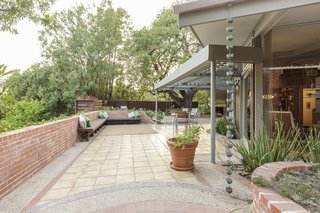 The lovely flow of the outdoor space encourages indoor/outdoor living and is a perfect complement to the interiors. 