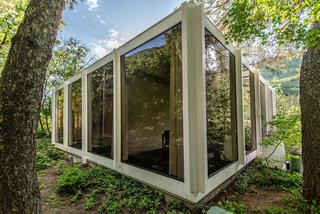 Like all of Sugden’s work, the building frame is entirely made of A36 steel that is joined exclusively with moment-resisting welded connections, and rests on an exposed, reinforced concrete foundation. 