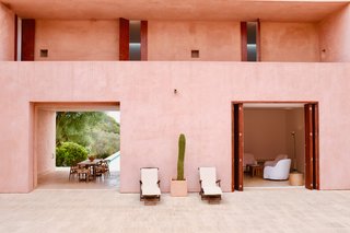 To obtain a rosy hue, pigments from the local red soil were mixed with plaster. 