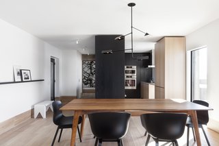 The entire apartment is outfited with Sangaré’s UNITÉ lighting, which has been inspired by the rectangular, prefab building blocks of Habitat 67. 