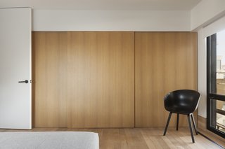 The streamlined wardrobe panels are also finished in oak. 