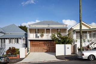 Everything has been planned with particular attention to the character of the streetscape and the preservation of the landscape. The garage door has been integrated with a timber screen, which provides visual relief and delicately mediates between public and private space. 