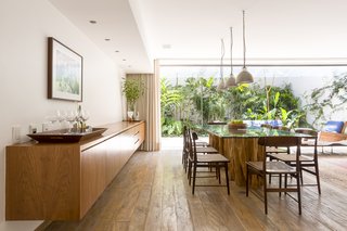 "We maximized natural lighting, ventilation, and contact with the outdoors in all environments, which sometimes open onto the street at the height of the treetops, or opens onto an outdoor area with a tropical garden," explains the architects. 