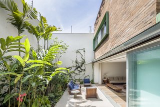 The garden effortlessly integrates the outdoors into the living space.