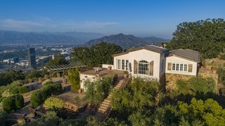 The property showcases numerous outdoor entertaining terraces which capture stunning panoramic views of the Valley. 