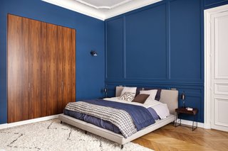 Bright and bold choices continue with the master bedroom. The walls have been painted a rich blue T0.30.20 from Sikkens. 