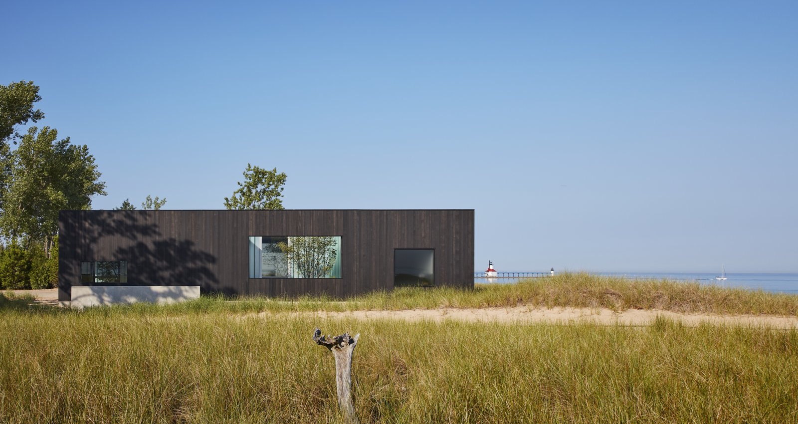 Four Courtyards Form This Modern Waterfront Home