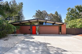 Eichlers are virtually synonymous with enjoying a classic California-style indoor/outdoor lifestyle, and this revamped home is no exception.