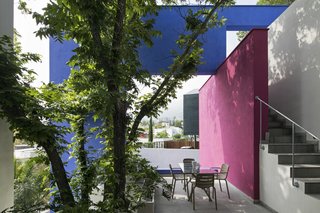 The roof terrace is conceived as a large exterior room, delimited by walls and windows that frame the fantastic views of the Sierra Madre mountains beyond. 