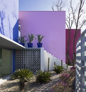 Casa TEC 205 has been built for the Technological University of Monterrey as the first prize in a fundraiser raffle that the university organizes each year. 