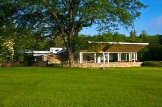 The binuclear residence has two wings—each with a different shape—and are connected by an entrance hall. 