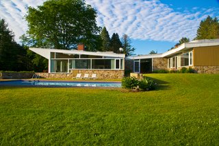 Given the two wings, the home also has two distinctive volumes—a rectangular volume which contains the bedrooms and garage, and a square volume which houses the public spaces. 