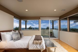 The master is wrapped by panoramic views of downtown L.A. and the surrounding sea.