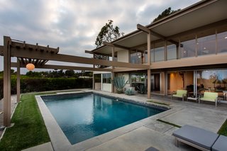 The post-and-beam construction extends to the outdoor space as well, further emphasizing a strong sense of indoor/outdoor living. 
