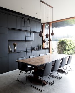 The full-height sliding glass doors have been added to mediate the threshold between the garden and house. 