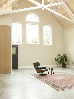 The nave contains the living and studio space. Taking full advantage of the height and scale of the original structure, the main area allows for adaptation over the lifetime of the building.