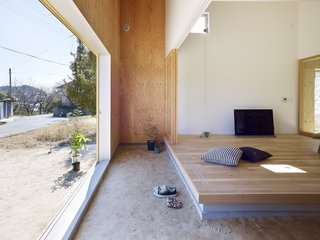 The sliding doors at the entrance are only a minor, yet necessary, disruption in the home's virtually seamless indoor/outdoor connection. 