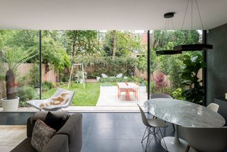 Huge floor-to-ceiling sliding doors flood the space with light, and create a seamless connection to the outdoors.