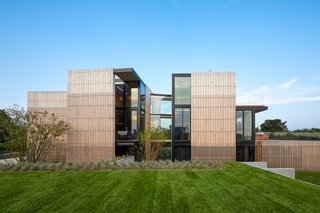 The distinctively designed property has a strong connection with its surroundings. Glass-enclosed bridges join the towers, and sliding glass doors seamlessly connect with the outdoor space.