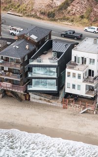 Strategically placed openings on all sides of the façade secure the ocean and hillside views, and provide maximal natural light to all interior spaces. 
