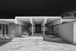 This home was designed by Christer Barlund, a Finnish architect who was the student of Eliel and Eero Saarinen, and the colleague of A. Quincy Jones. The first owners of this house were film star Bradford Dillman and his wife, the beautiful former model, Suzy Parker.