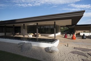 Pereira’s modernist ranch for Firestone combined "the strength of his commercial work with the lightness that desert living demanded." The timeless home still looks every bit as contemporary today as it did when it was originally built.