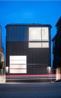 Corrosive sea air can deteriorate metals and slowly peel away paint, so the architects wrapped the building in aluminum and a non-corrosive metal, and coated it in a resilient rustproof paint.