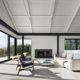 The main living space is located on the ground level. Thanks to the oversized sliding glass doors, a stage is created for informal indoor/outdoor living. 