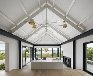 The white interiors are bright and airy, integrating a sense of the surrounding nature while also providing spectacular views of Lake Montauk. 
