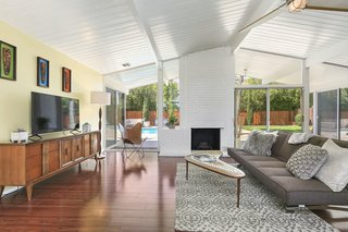 A wall of glass brings the outdoors in—a sensibility that Eichler homes are well-known for. 