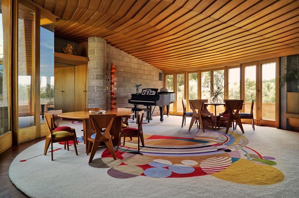 The living space features the "March Balloons" carpet designed by Wright.