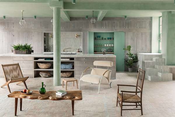 The kitchen island has been custom-made. The distinctive Zyklus lounger is by Peter Maly.