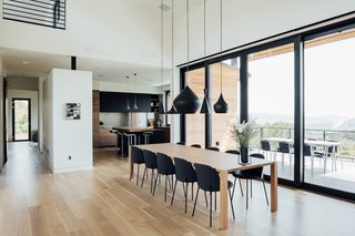 Massive glass sliding doors flood the interiors with natural light and create a connection with the stunning surroundings. 