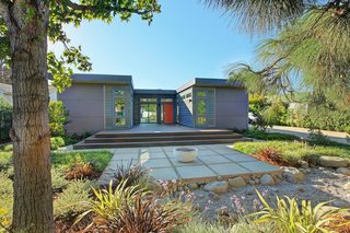 The C6 is one of LivingHomes' most popular models. Coming in at 1,232 square feet, this LivingHome offers a comfortable living space for a relatively low cost. 
