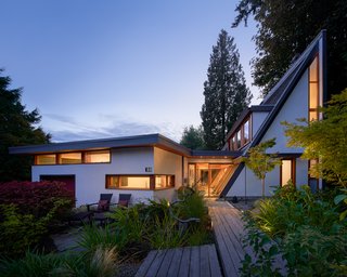 Lanefab Design/Build demolished the existing carport and replaced it with a new addition that included the new entry, dining room, family room, mud room, and garage. 