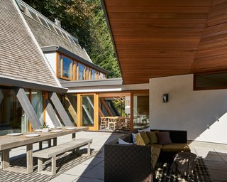 The renovation has a contemporary feel that is fully respectful of the original design and seamlessly integrates with it in a completely natural way. 