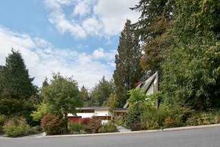 The house was originally designed for a different site, with the entry door in the middle of the ground floor; however, the site was changed and the house was built in its current location without altering the design. As a result, the home's relationship to its site "is a bit more ad-hoc than other Erickson projects."