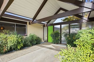 The entry to the double A-frame model showcases the home's post-and-beam construction. 