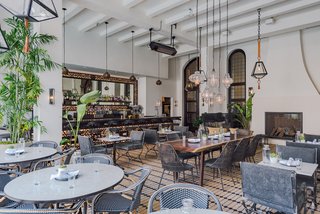 Overlooking the pool is Veranda, an al fresco dining venue. The design team restored and expanded the hotel’s original 1920s fireplace with a double-sided feature, adding a historic touchpoint to the new dining space.