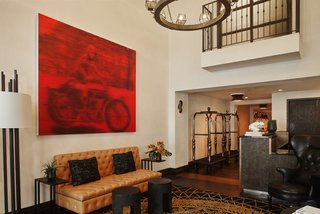 The lobby features a bold crimson portrait of Hotel Figueroa's original managing director, Maude Bouldin. It was produced by local Los Angeles artist Alison Van Pelt. 