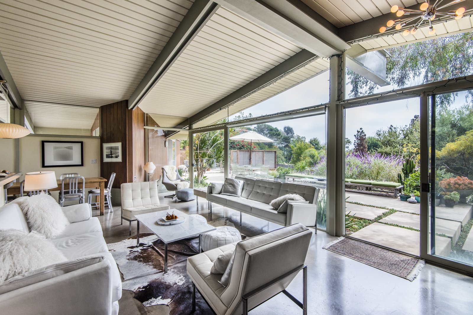A wall of glass provides a strong connection with the surroundings and easy garden access.