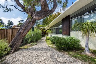 The home features clean midcentury lines and clerestory windows. 