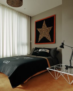 A rug designed in collaboration with the Rug Company is hung on the wall. <br> <span style="color: rgb(204, 204, 204); font-size: 13px;">Michael Sinclair</span>