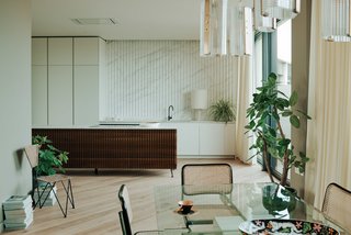 The light-filled kitchen elegantly integrates into the living space. 