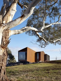 In order to maintain privacy for both guests and homeowners, Oikos was designed with the strongest viewpoints in mind, capturing the best vistas while sheltering views back to the homestead. 